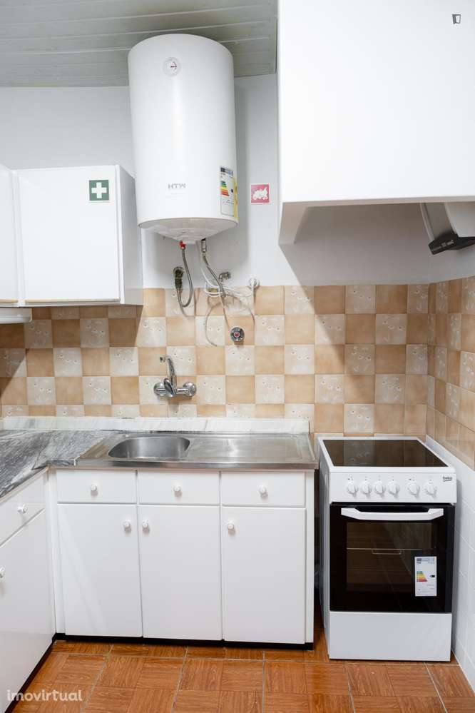 Quarto - localizado em Santa Marinha Porto - Grande imagem: 5/13