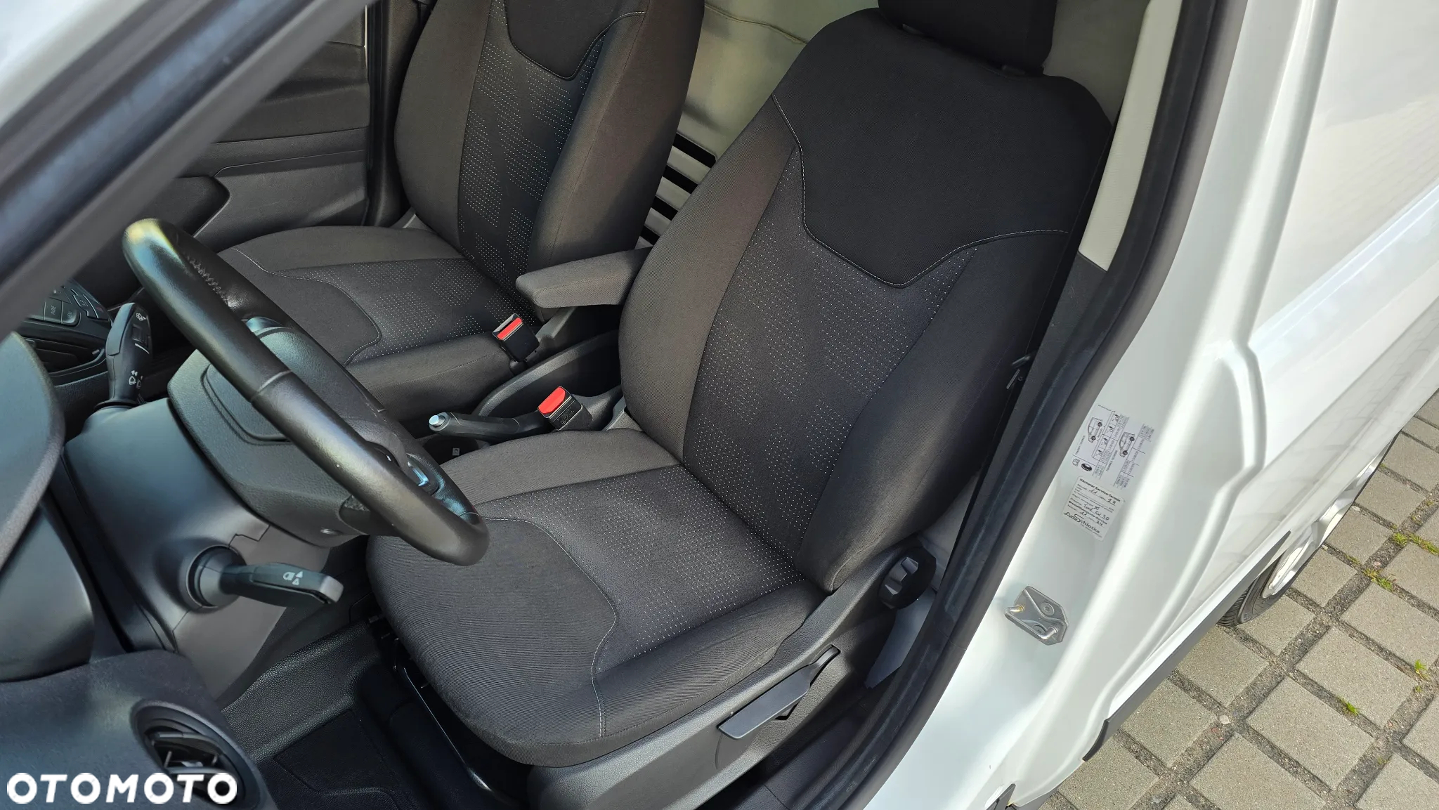 Ford Transit Courier - 19