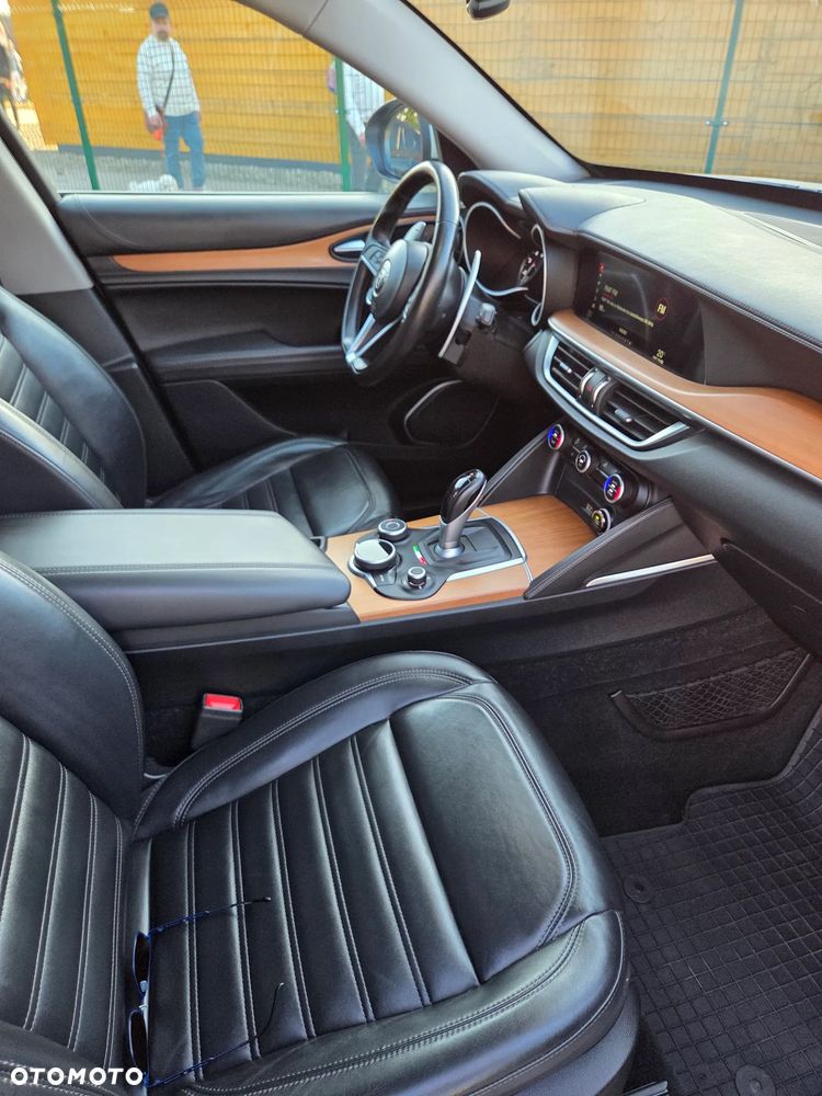 Alfa Romeo Stelvio - 12