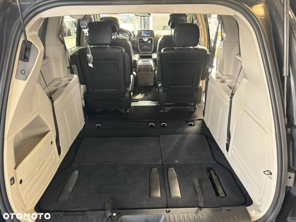Chrysler Town & Country - 31
