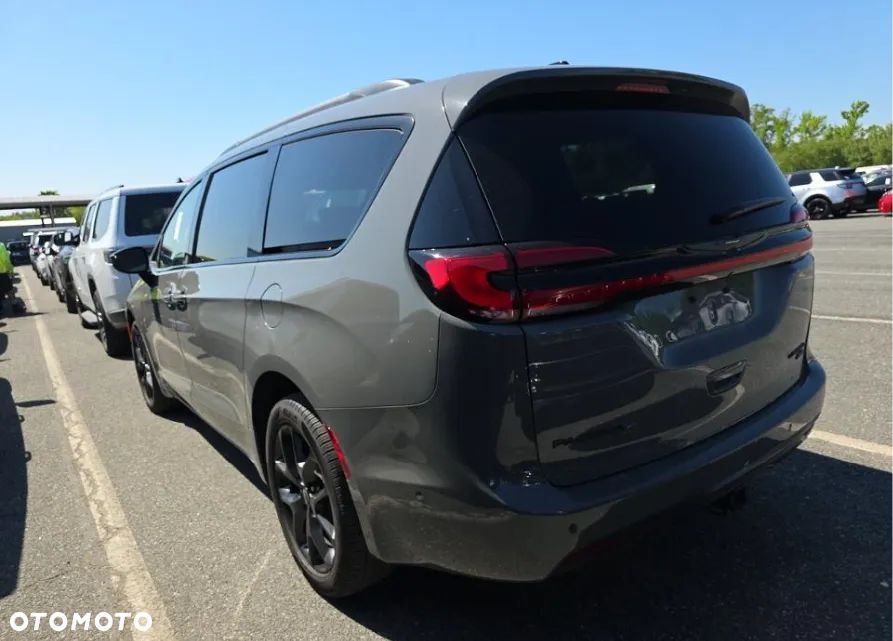 Chrysler Pacifica - 5
