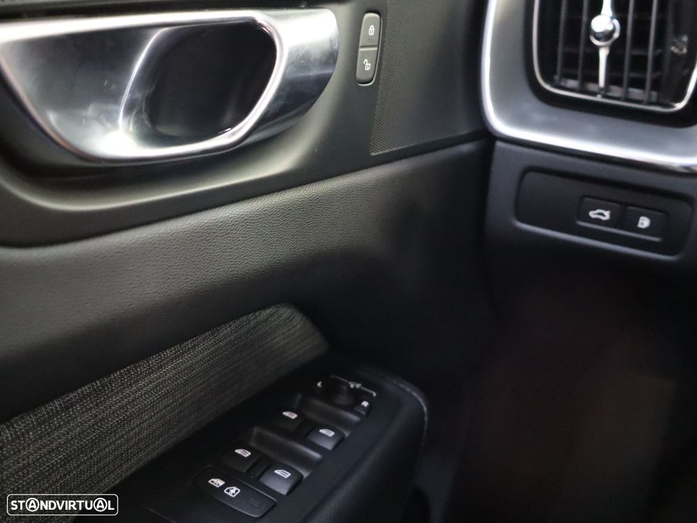 Volvo XC 60 2.0 T6 PHEV Core - 16