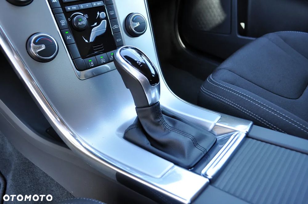 Volvo XC 60 D3 Drive-E Momentum - 24