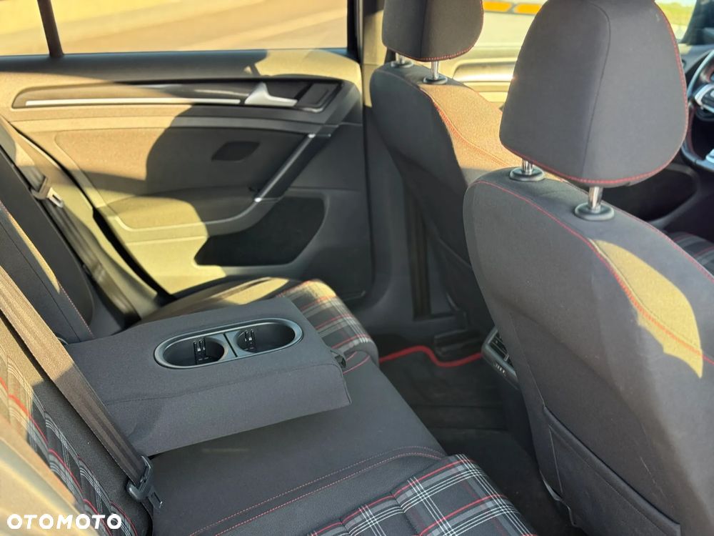 Volkswagen Golf - 18