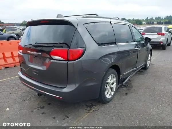 Chrysler Pacifica - 4