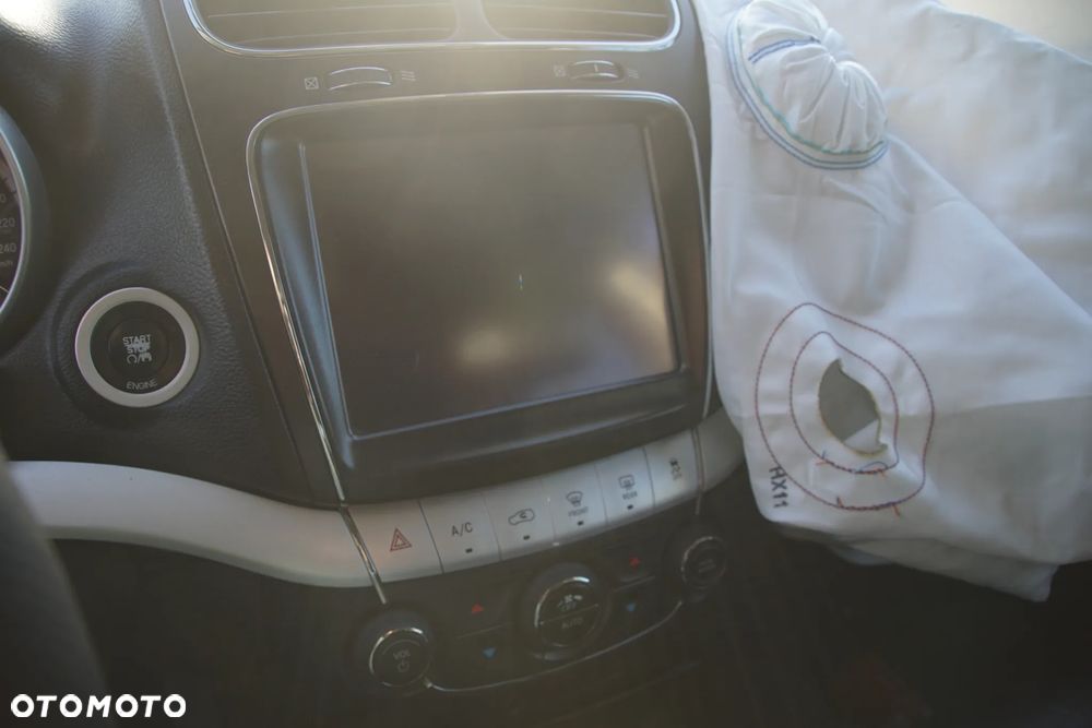 Auto na części - Fiat Freemont 2.0 MultiJet 140 KM 939B5000 C63563517 628 2014R Silnik Skrzynia Drzwi Błotnik Lusterko Zderzak Klapa Lampa Deska Kokpit Sterownik Moduł Czujnik Licznik Wyświetlacz Kierownica Panel - 13