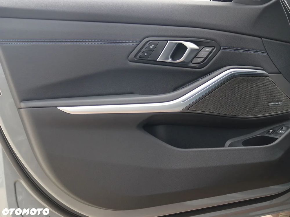 BMW Seria 3 330e xDrive - 12