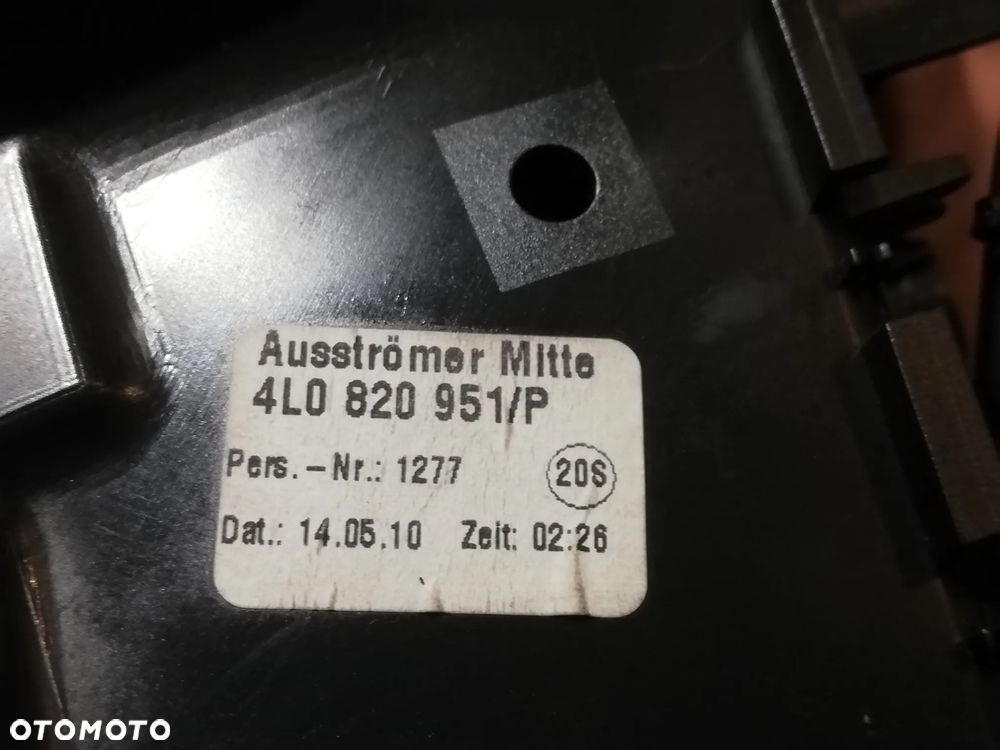 ŚRODKOWA KRATKA NAWIEWU AUDI Q7 4L 4L0820951P - 2