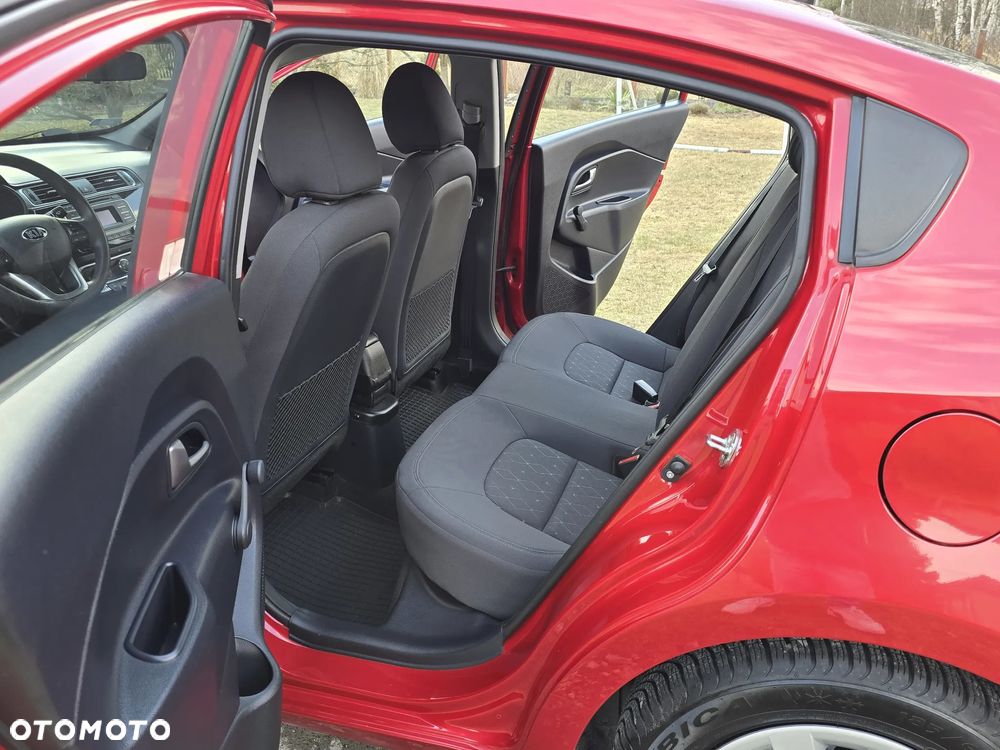 Kia Rio 1.2 L - 6