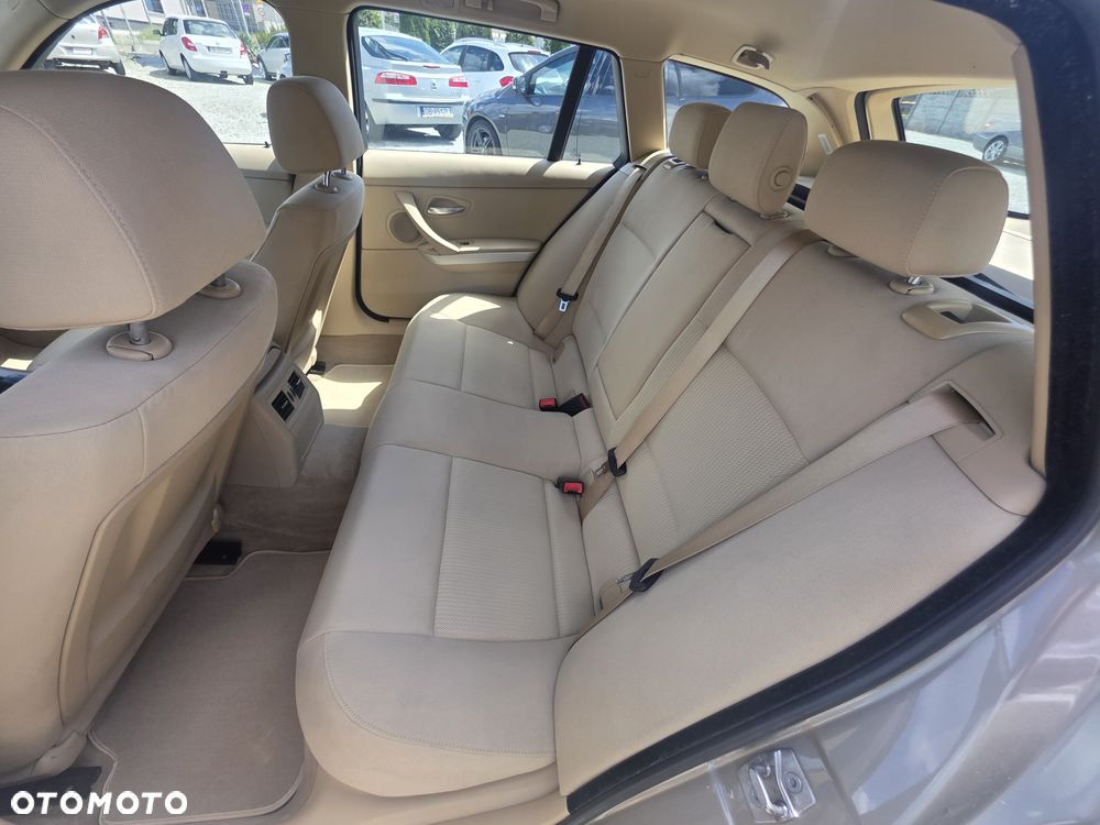 BMW Seria 3 318i - 25