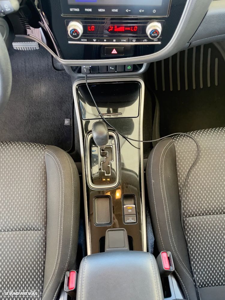 Mitsubishi Outlander 2.0 Kaiteki CVT - 24