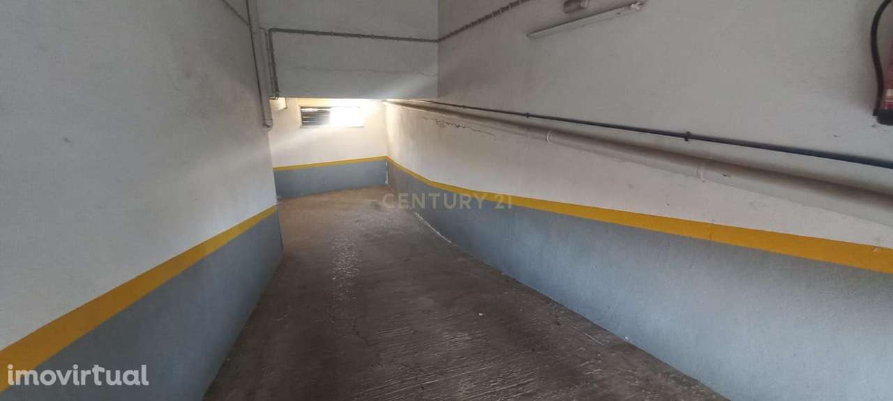 Parqueamento Espaçoso em Sintra - 27m² - Grande imagem: 2/19