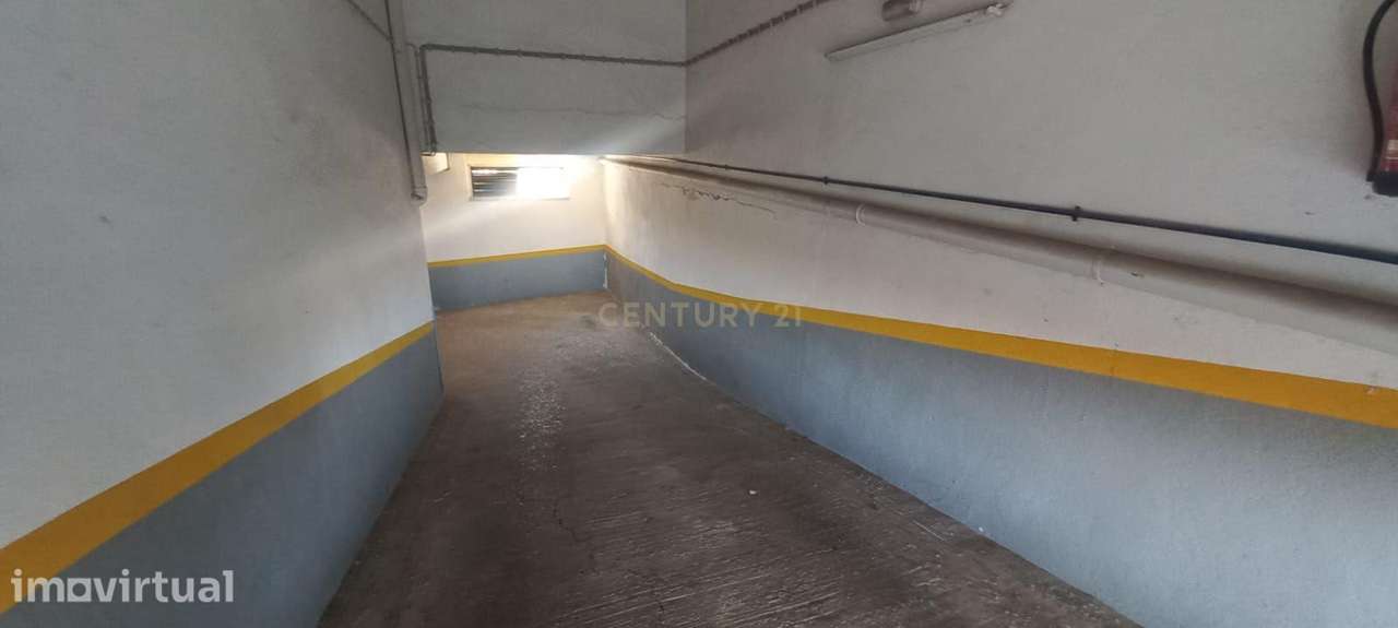 Parqueamento Espaçoso em Sintra - 27m² - Grande imagem: 2/19