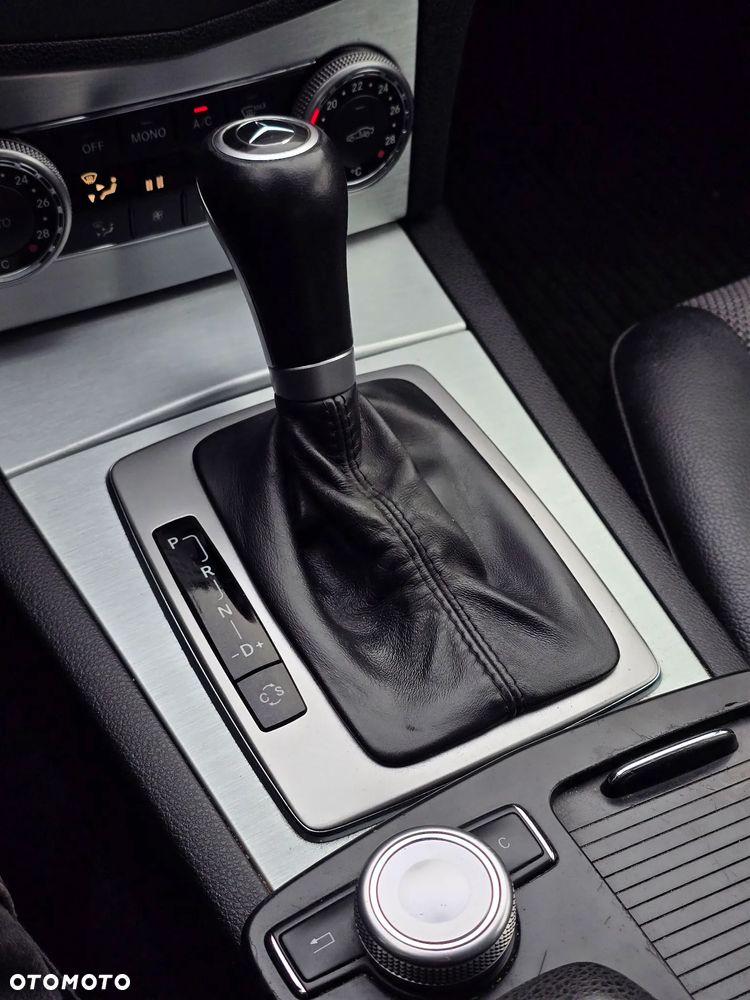 Mercedes-Benz Klasa C 180 CGI Automatik BlueEFFICIENCY Avantgarde - 31