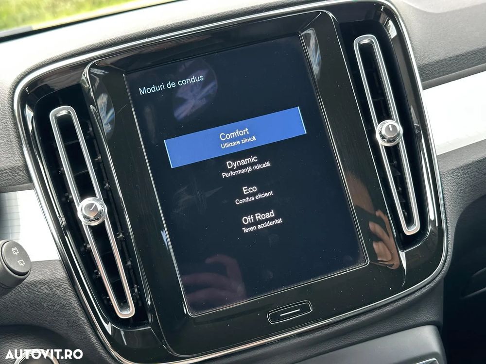 Volvo XC 40 B4 B AWD Geartronic Momentum Pro - 29