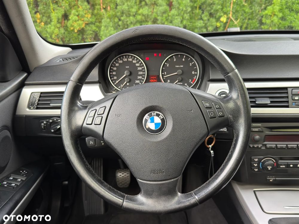BMW Seria 3 320i - 27