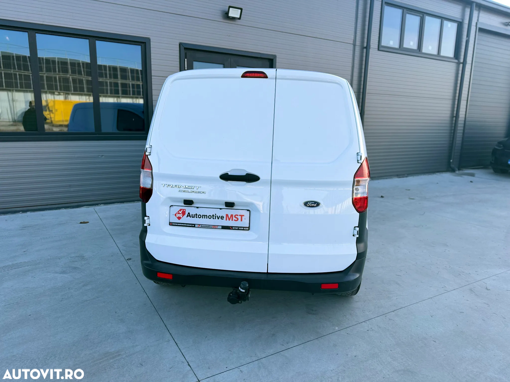 Ford Transit Courier - 10