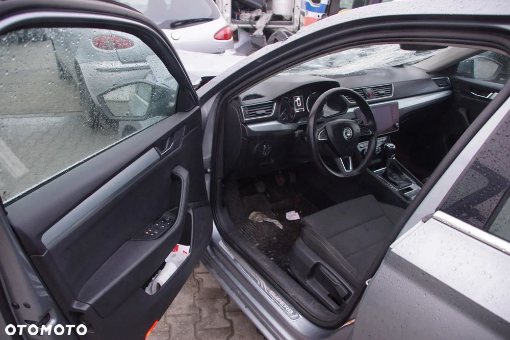 Auto na części - Skoda Superb III 2.0 TDI 150 KM DFGA QFZ LF7M 2018R Silnik Skrzynia Drzwi Zderzak Błotnik Klapa Lampa Lusterko Klamka Deska Kokpit Sterownik Moduł Czujnik Licznik Wyświetlacz Kierownica Panel - 9