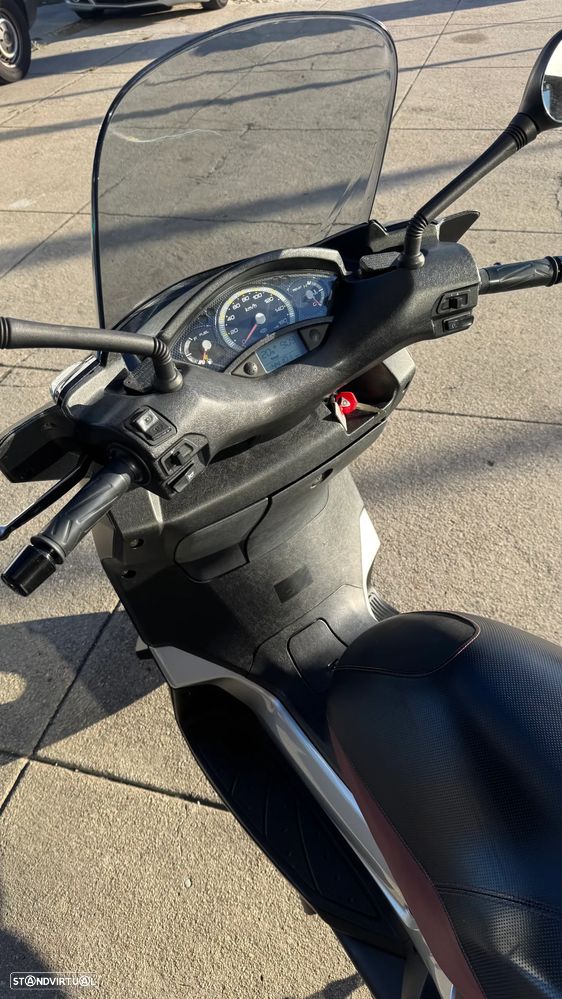 Yamaha X-Max - 6