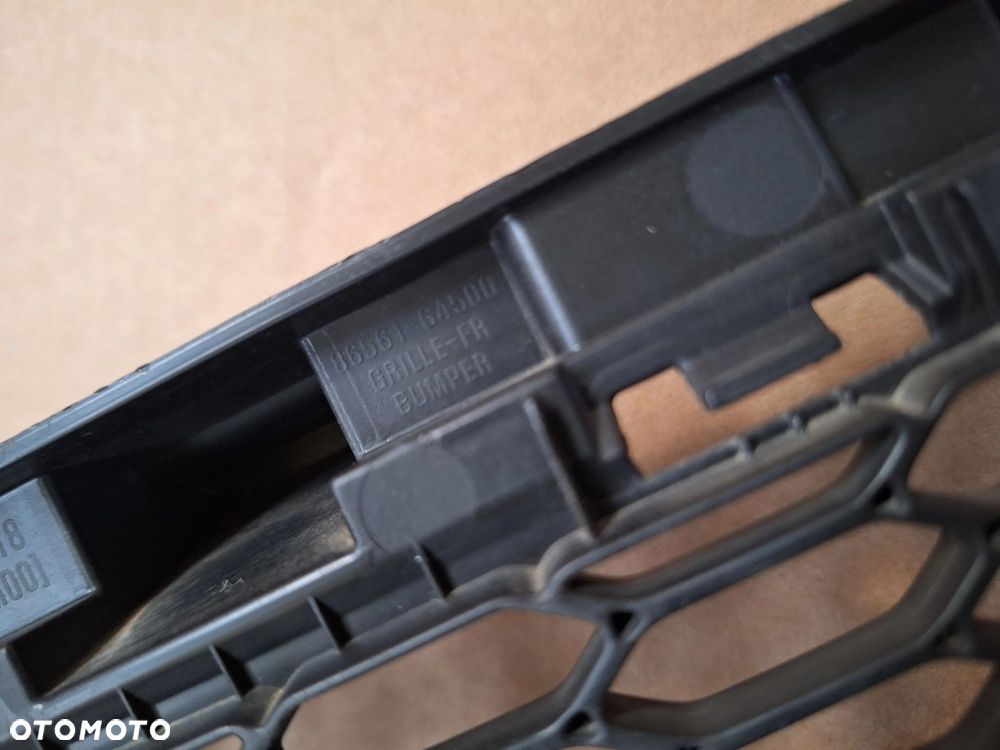 HYUNDAI i30 III LIFT 21-24 KRATKA ŚRODKOWA DOLNA W ZDERZAK PRZÓD PRZEDNI ORYG. 86561-G4500 WYSYŁKA 24H - 7