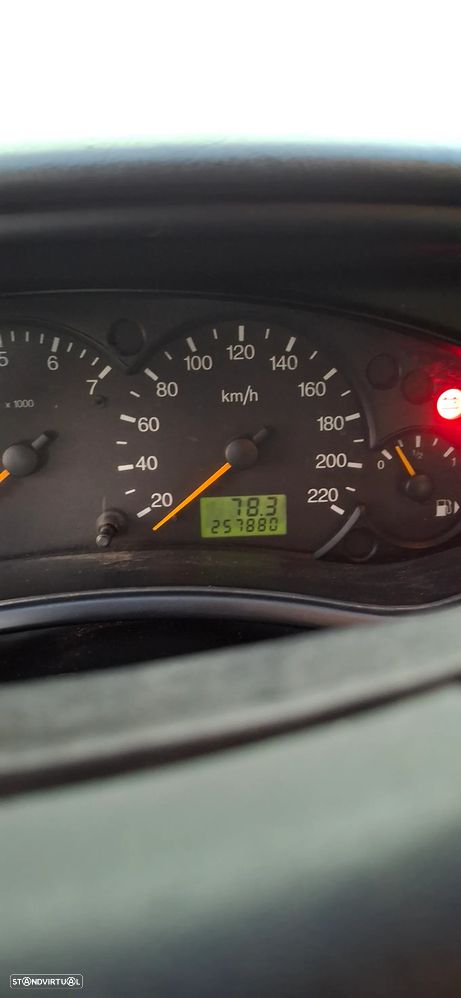 Ford Focus 1.8 TDdi Ambiente - 4