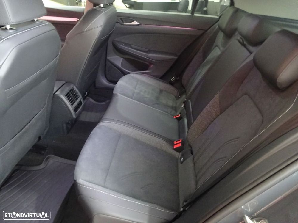 VW Golf 1.5 eTSI Urban DSG - 32