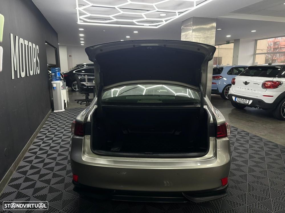 Lexus IS 300H Sport Edition - 10