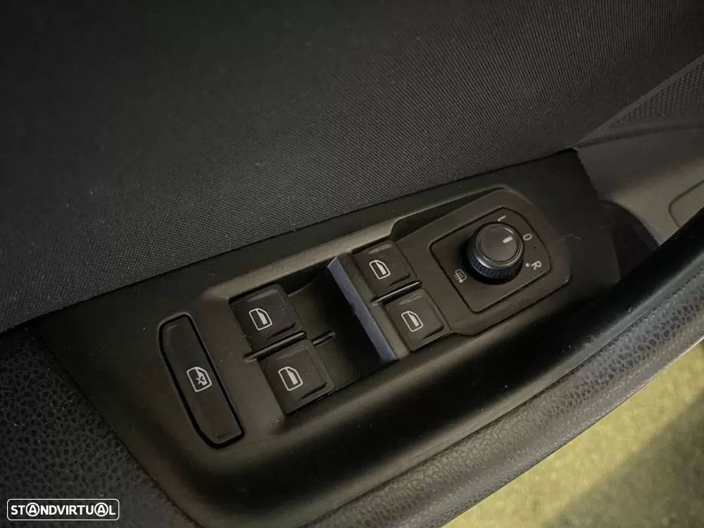 VW Passat Variant 2.0 TDI Elegance DSG - 29