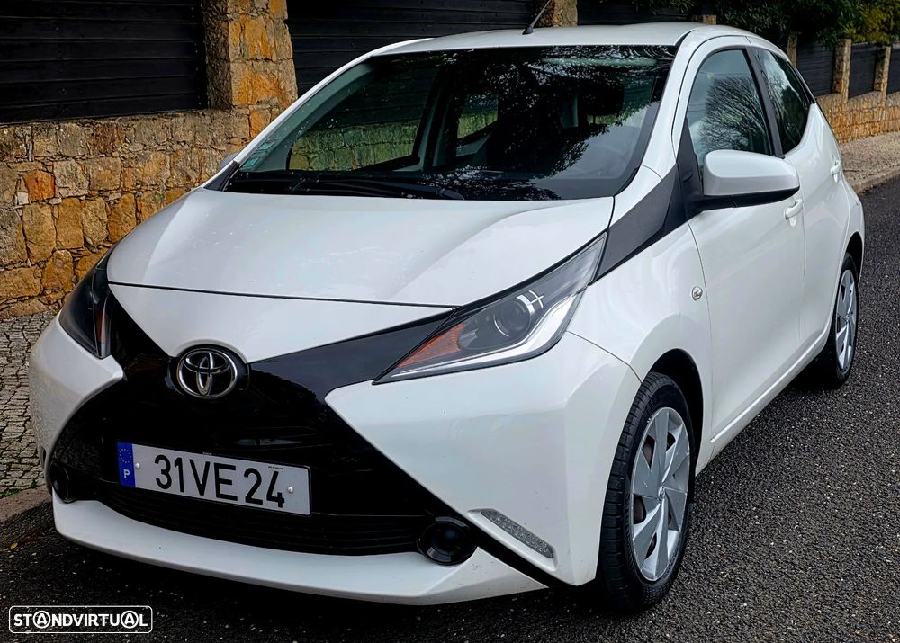 Toyota Aygo 1.0 X-Play Plus - 1