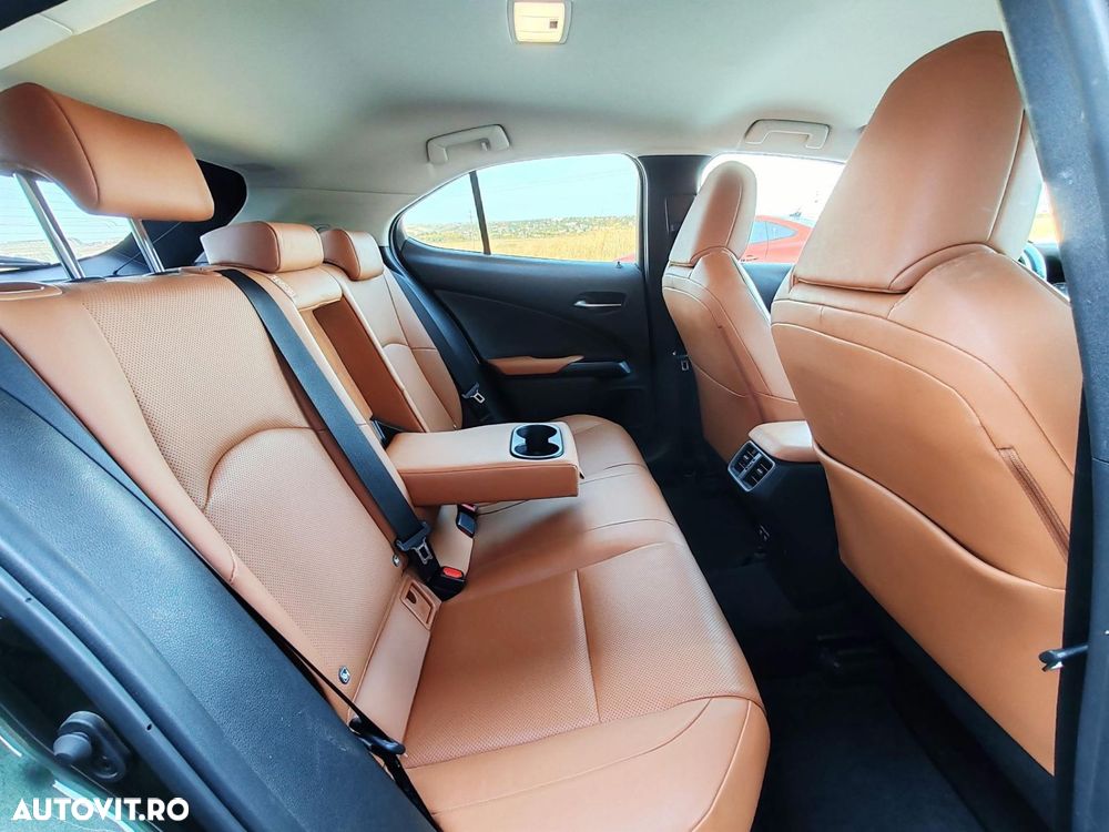 Lexus UX 250h (E-FOUR) Executive Line - 17