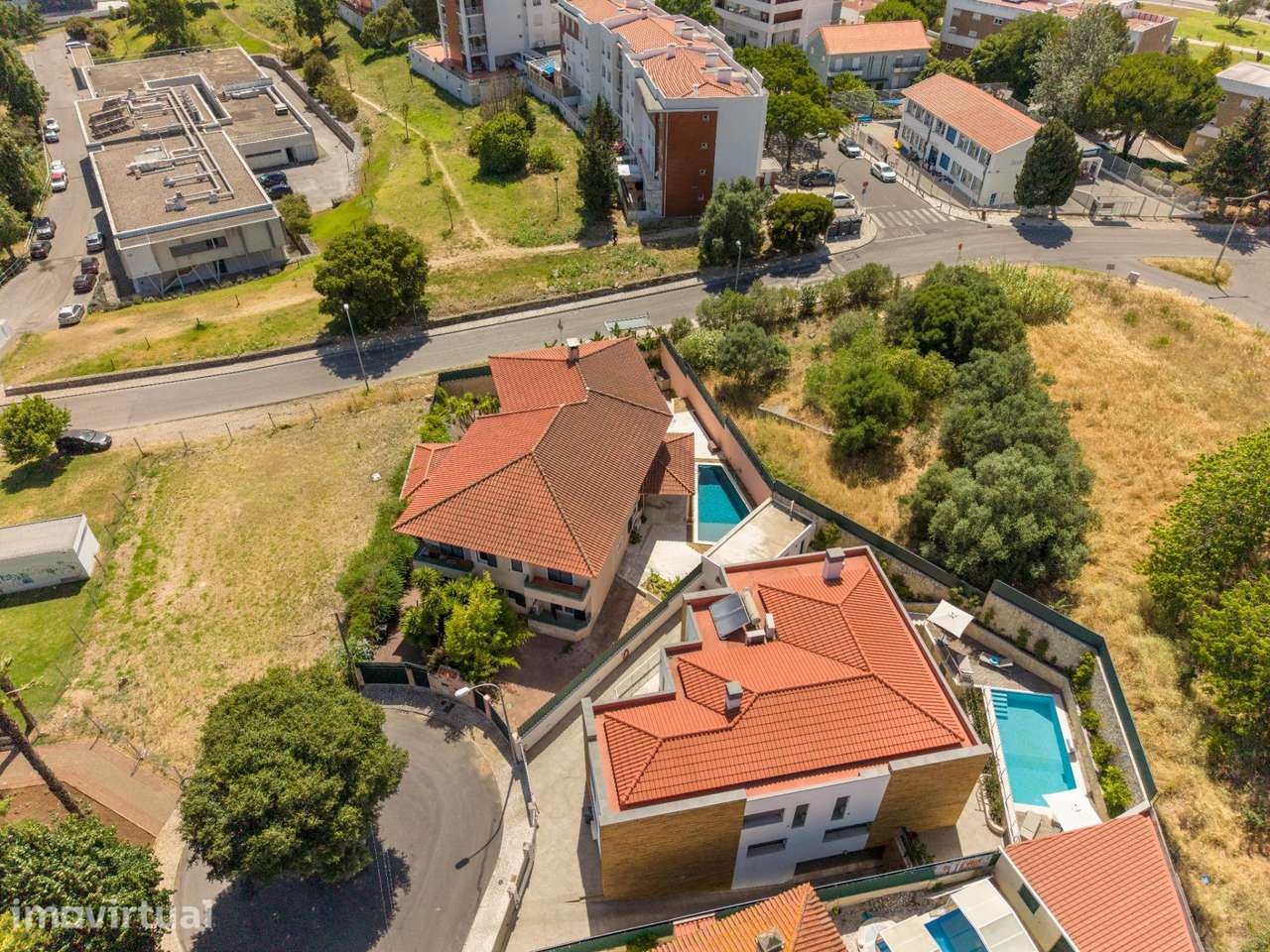 Moradia T4+1 com piscina e jardim, no Murganhal, Caxias - Grande imagem: 4/45