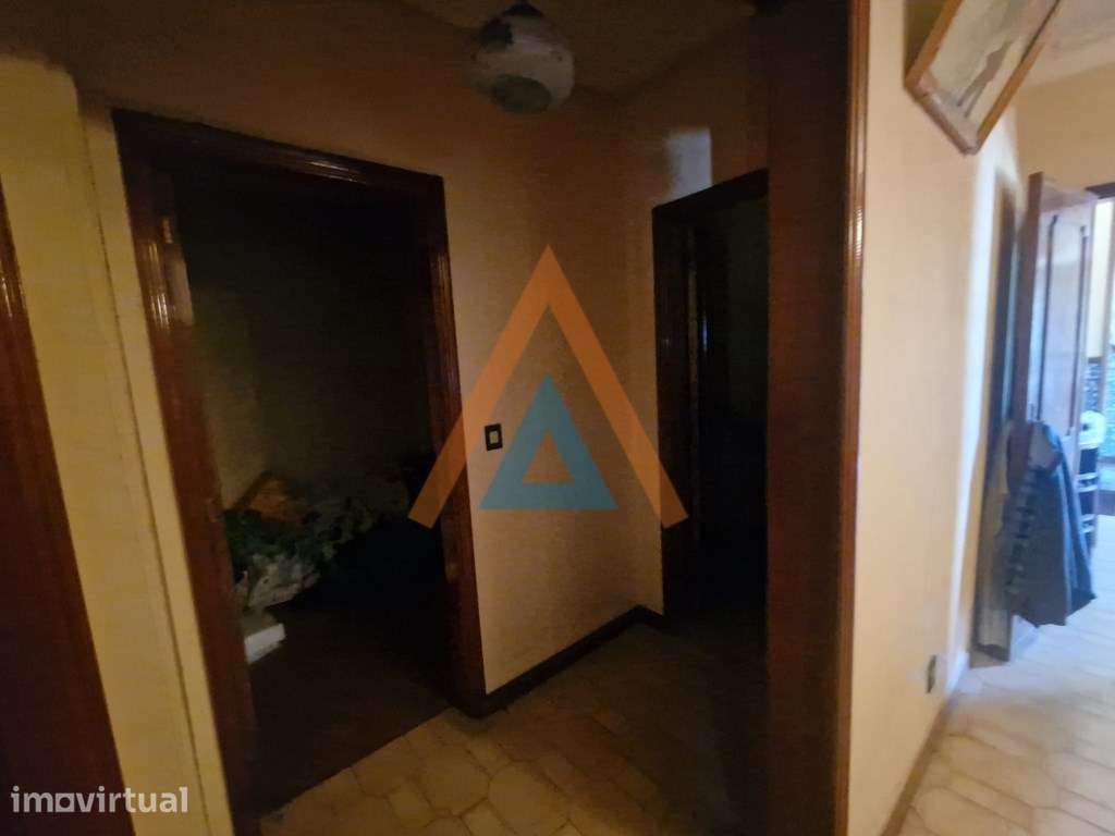 Excecional casa com 3 pisos e anexos, amplos espaços, possibilidade... - Grande imagem: 5/30