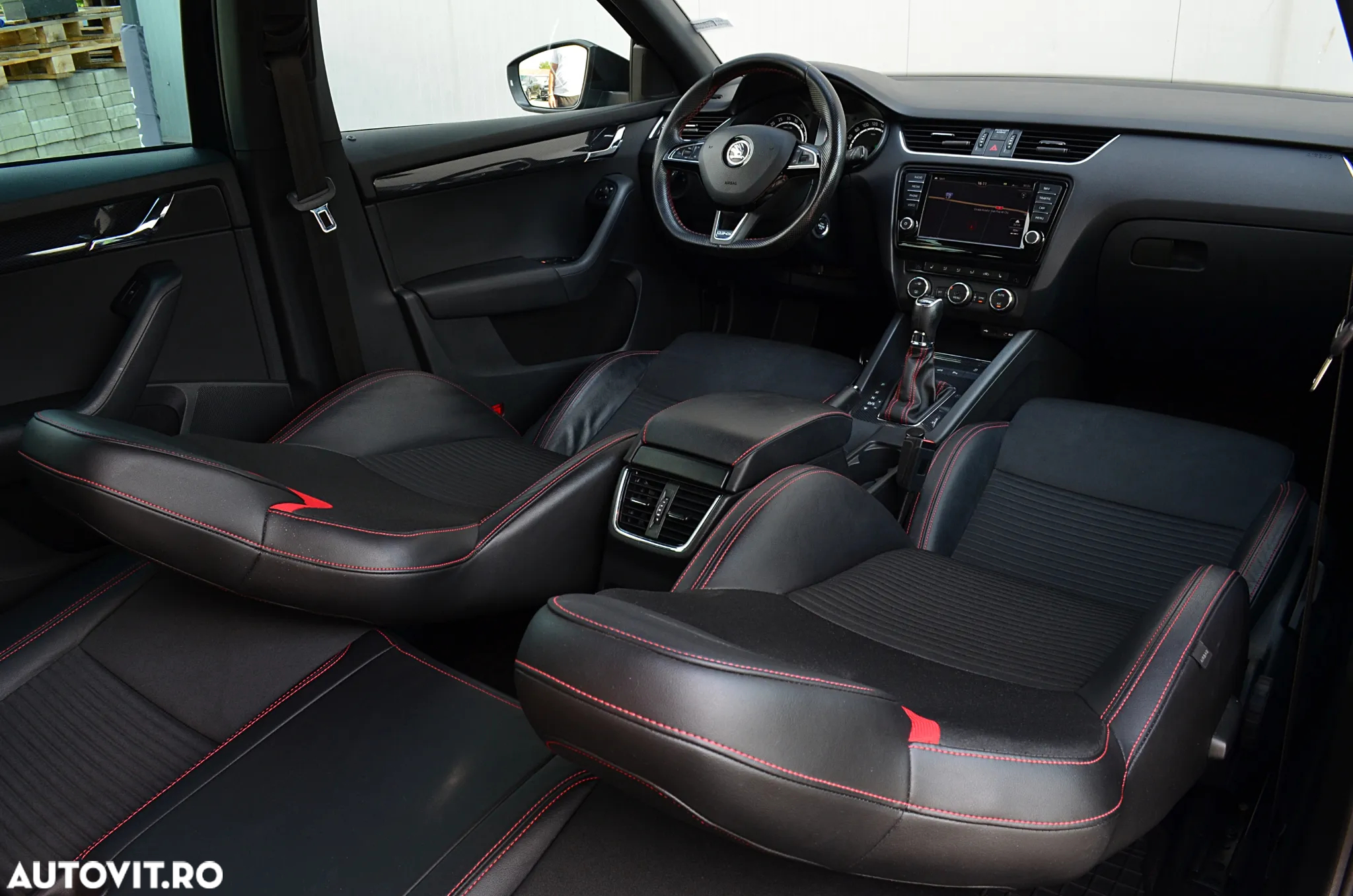 Skoda Octavia Combi 2.0 TDI DSG RS - 20