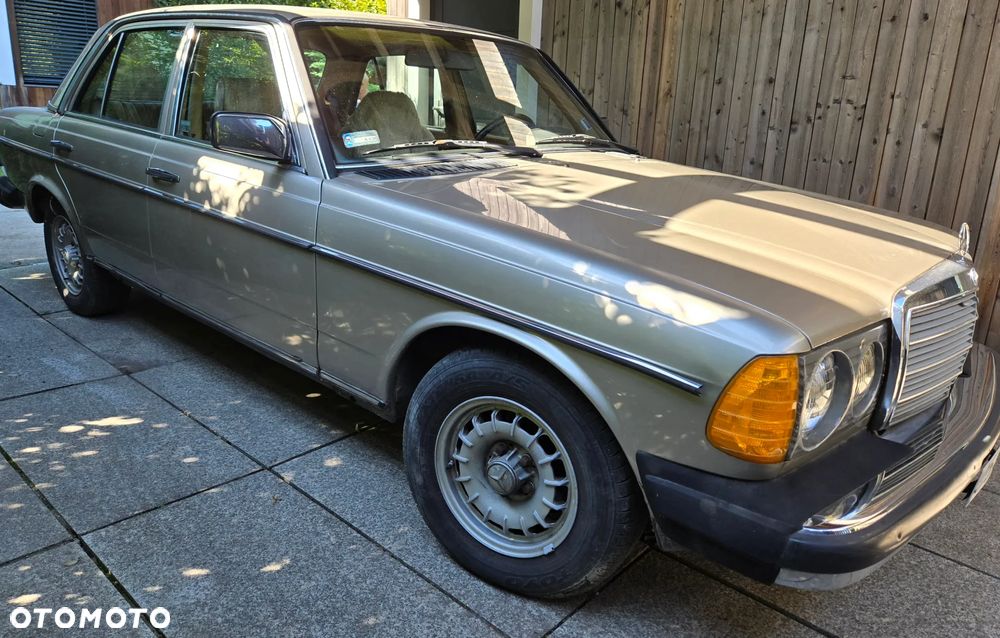 Mercedes-Benz W123 - 1