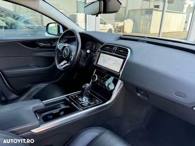 Jaguar XE - 15
