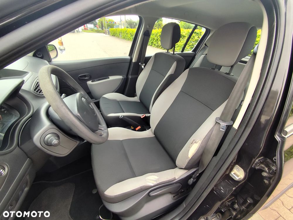 Renault Clio 1.2 16V 75 Expression - 9