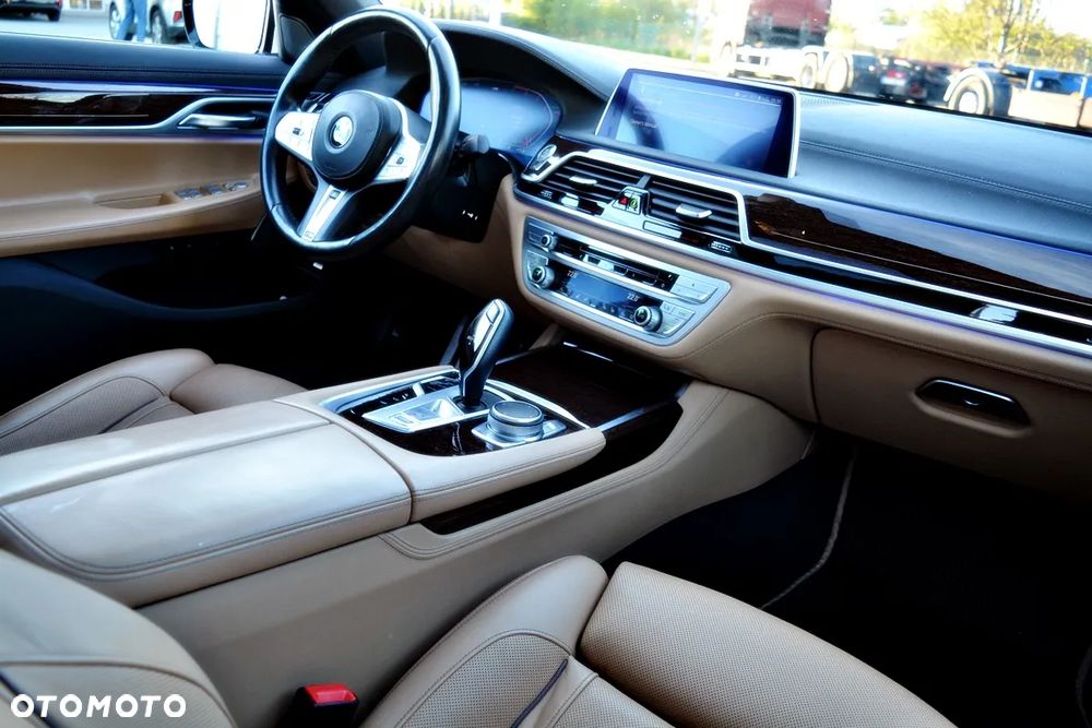 BMW Seria 7 750Li xDrive - 31