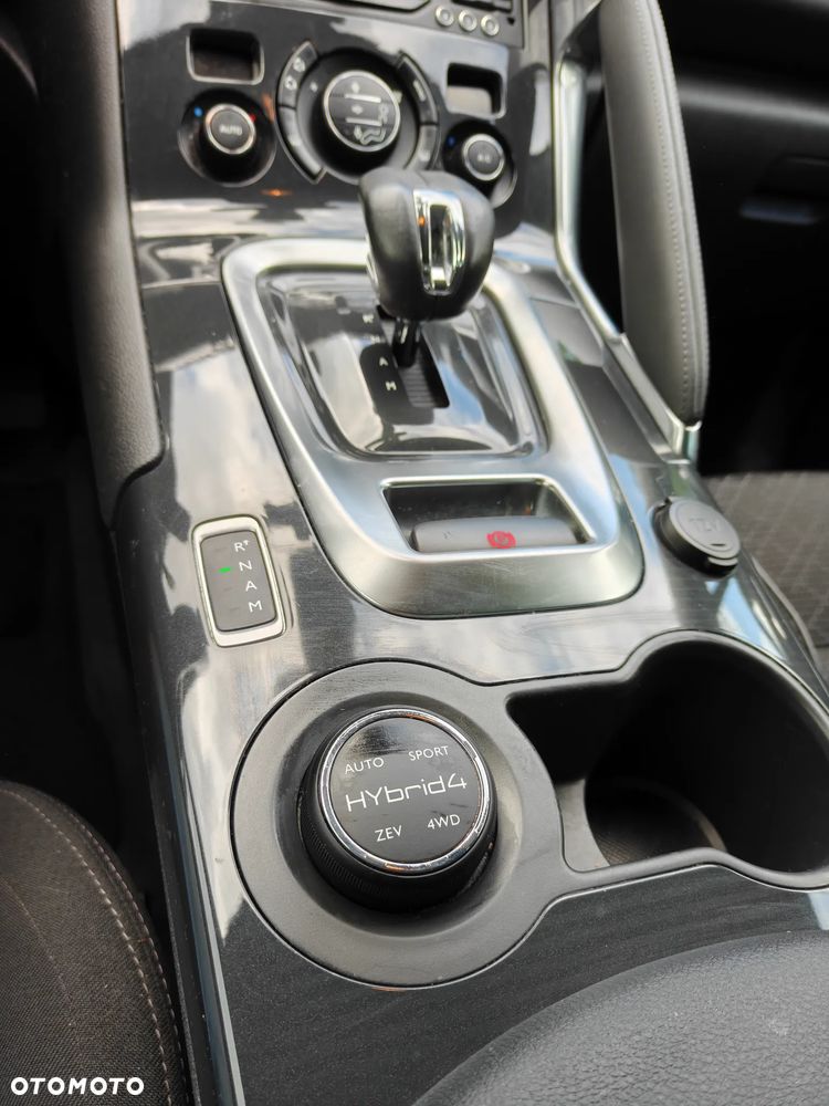 Peugeot 3008 Hybrid4 - 12
