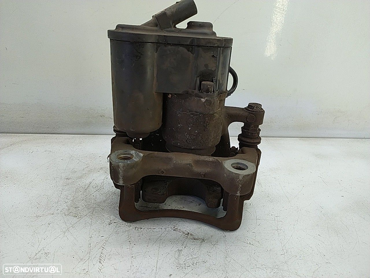 Pinça Tras Esquerda Volkswagen Passat Variant (3C5) - 2