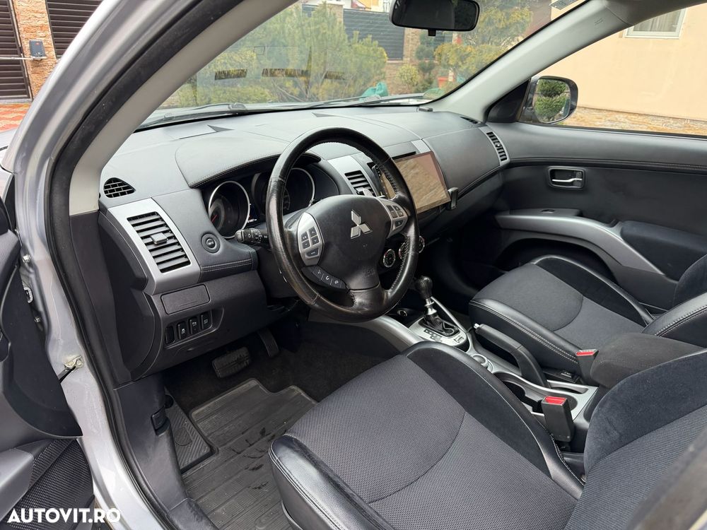 Mitsubishi Outlander - 11