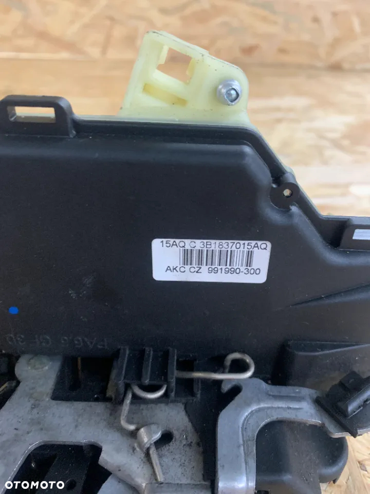 ZAMEK DRZWI LEWY 3B1837015AQ 8pin - 2