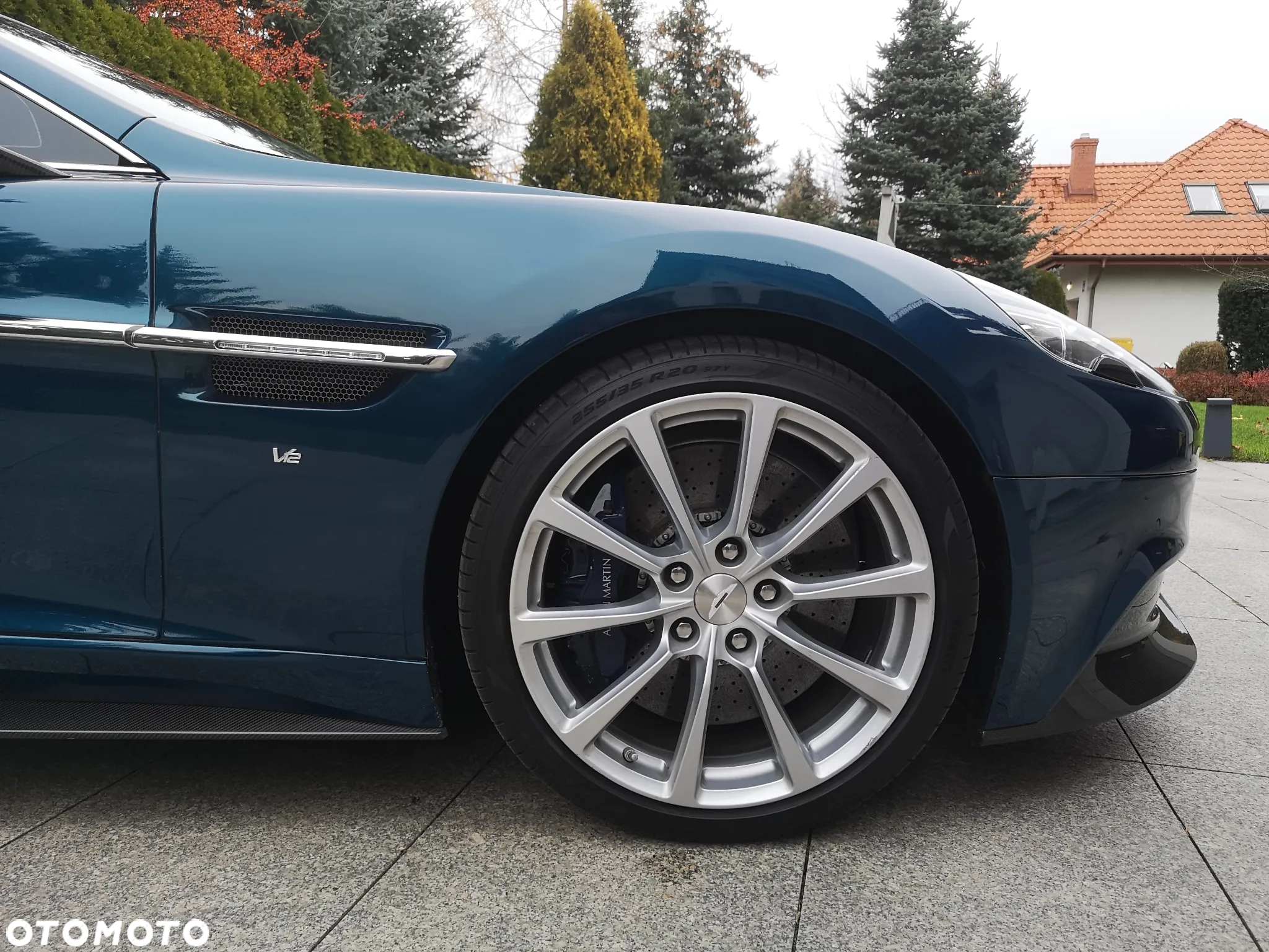 Aston Martin Vanquish - 8