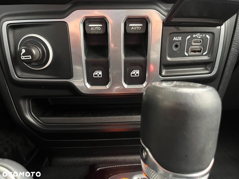 Jeep Wrangler 2.2 CRD Sahara - 25