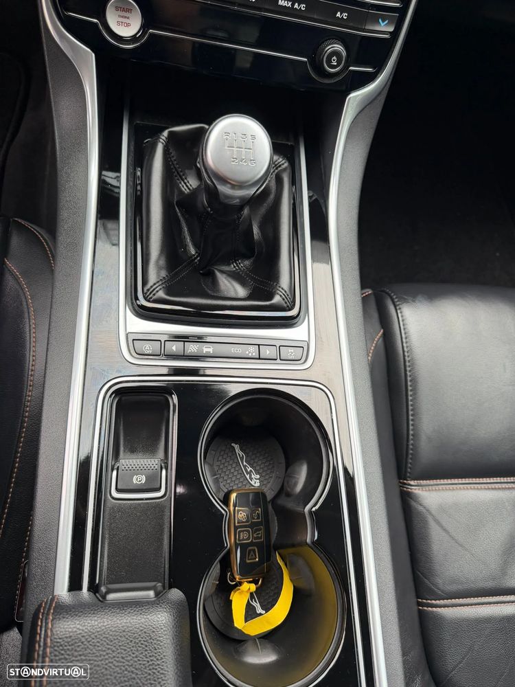 Jaguar XE 2.0 D Prestige - 11
