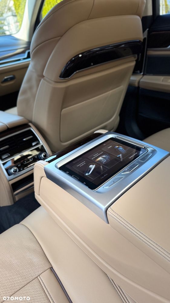 BMW Seria 7 750i xDrive - 15