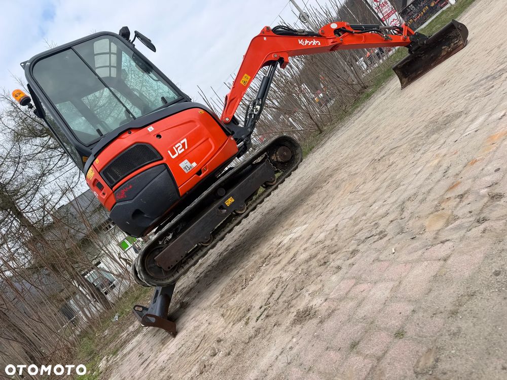 Kubota U27 Minikoparka koparka gąsienicowa 2.8 tony. jak Nówka sztuka z salonu! 2017 rok. 2200mtg. Przywieziona z Gospodarstwa Norweskiego! Zadbana Maszyna ani deka luzów i wycieków. Aktualna Dekra dokumentacja BMWT! Szybkozłącze Hydrauliczne. Szybka wolna jazda.Zamki na tłokach. Wersja Norweska!! OKAZJA - 9