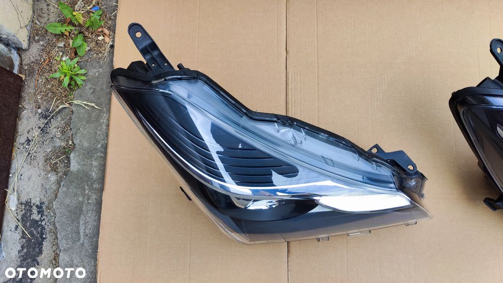 Yaris III Lift 14-17 Lampa Przednia Prawa Soczewka - 4