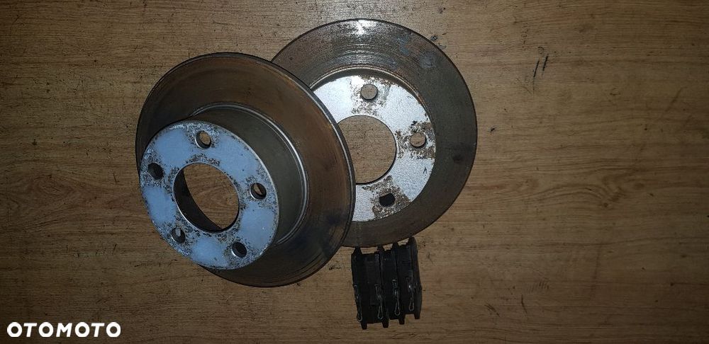 AUDI A6 C5 VW PASSAT B5 TARCZE HAMULCOWE KLOCKI TYŁ JAK NOWE - 1