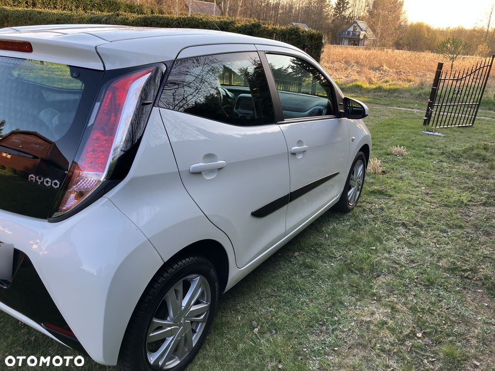 Toyota Aygo x-play touch - 2