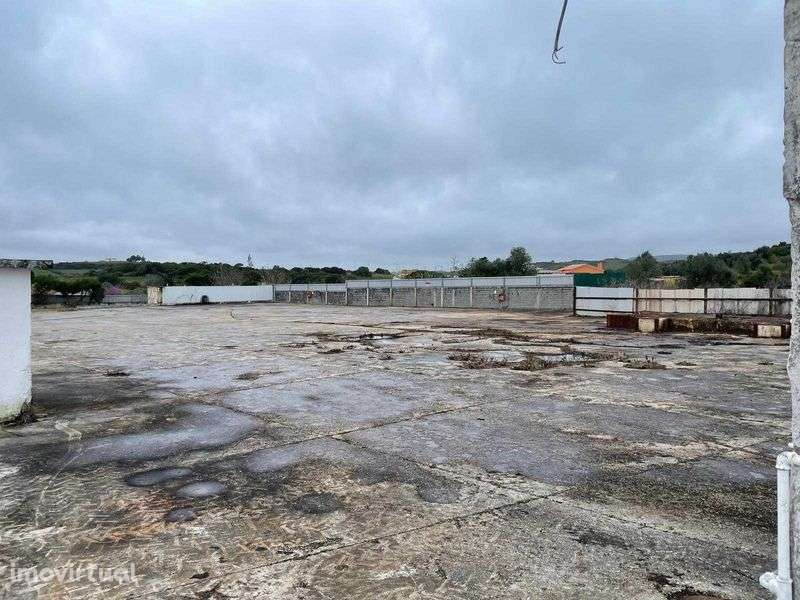 Espaço Descoberto para Estacionamento | Seguro, Vedado e Pavimentado! - Grande imagem: 2/3